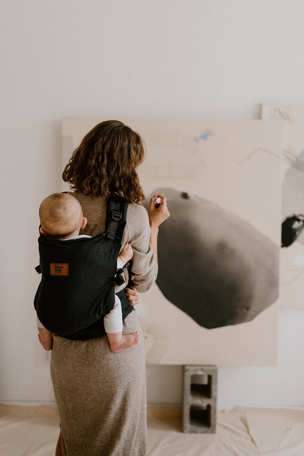 The Beluga Buckle Black baby carrier for parents