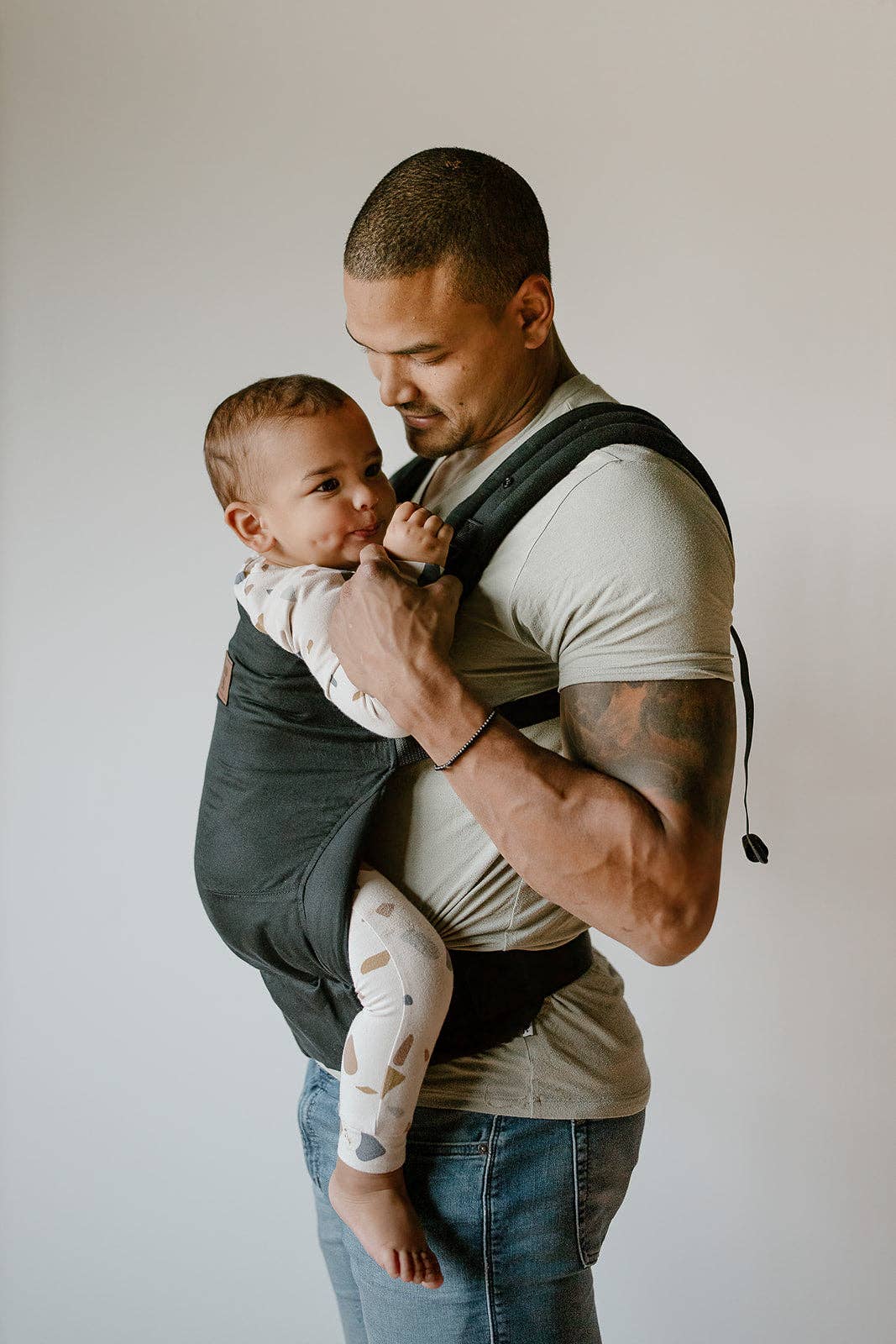 dad friendly baby wearing gear - beluga buckle black