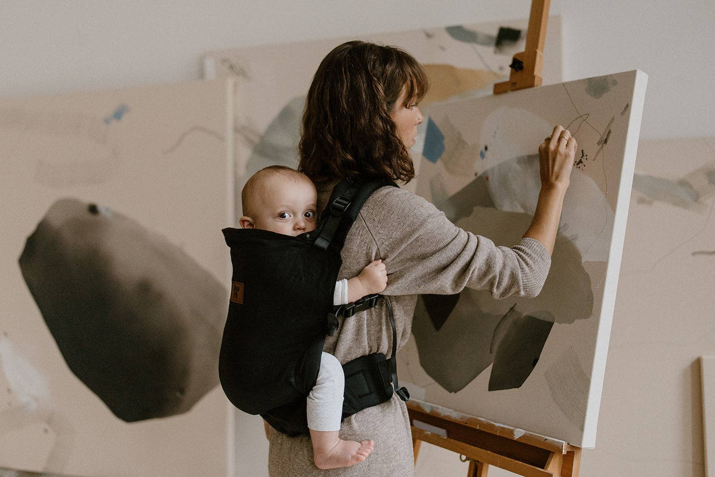 The Beluga Buckle Black baby carrier